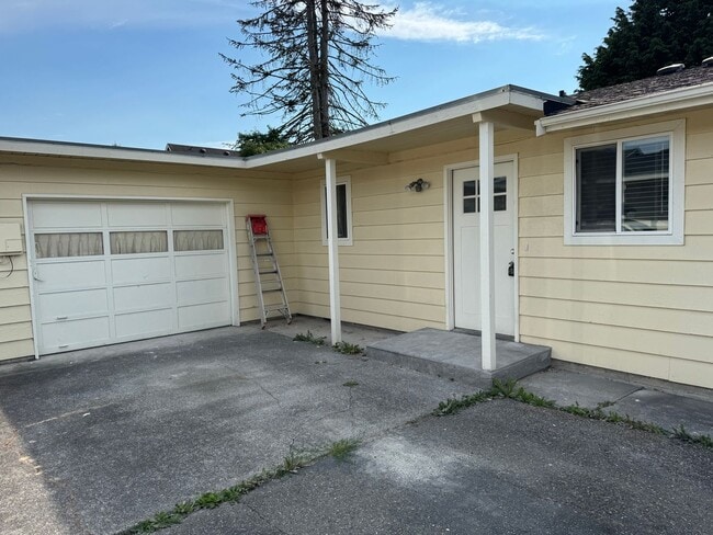 Building Photo - Newly Remodeled 2 Bedroom 1 Bathroom - Duplex
