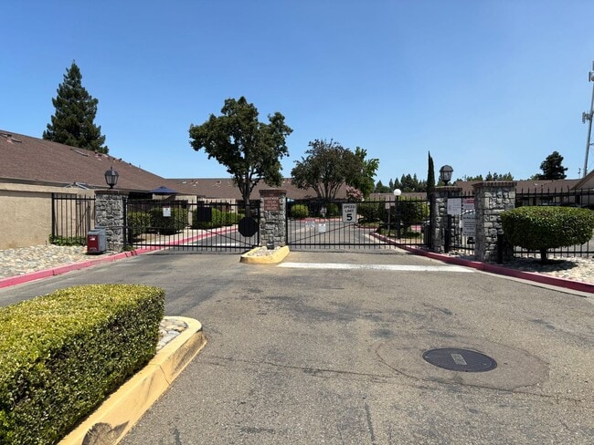 Building Photo - Brentwood Townhouse in Gated Community!