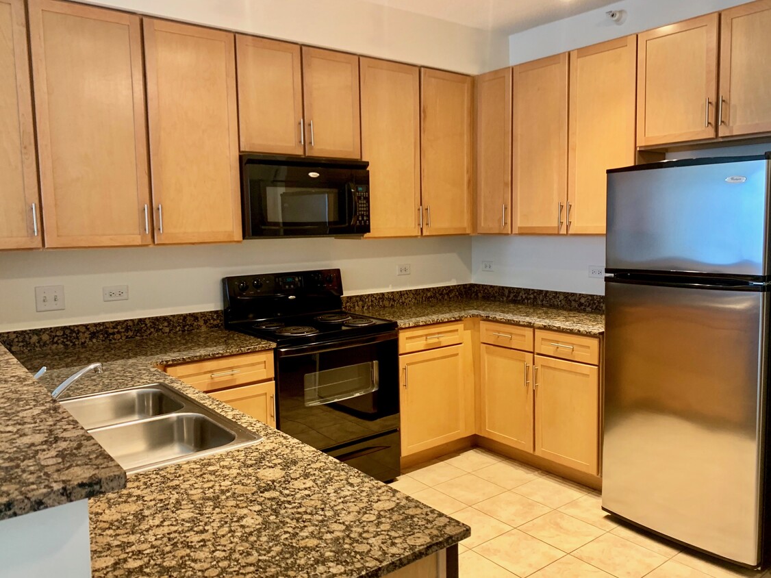 Foto principal - 739 S Clark St