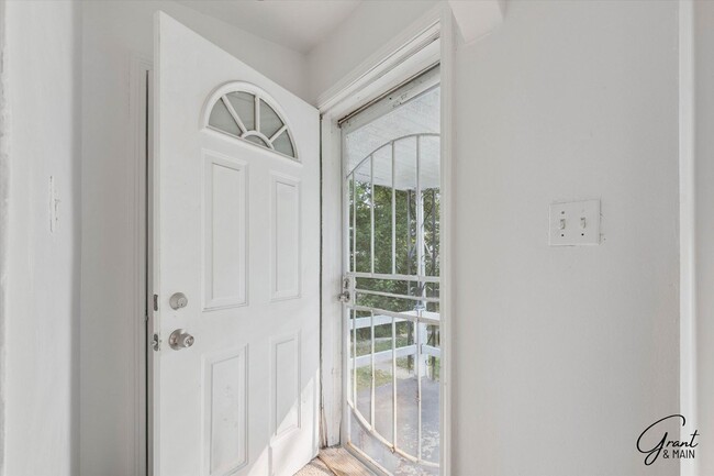 Foto del edificio - 3 Bedroom - 1 Bath- $1,150.00