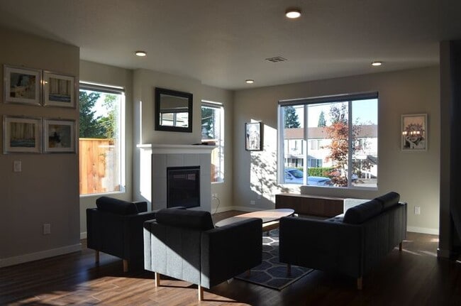 Spacious Master Bedroom for Rent in Modern... - Spacious Master Bedroom for Rent in Modern... House