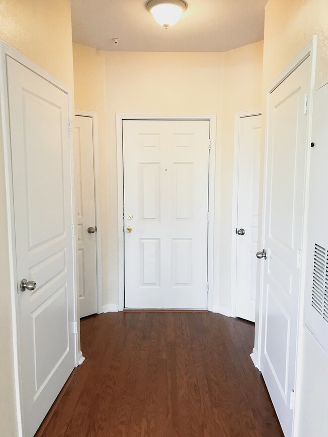 Building Photo - 2 Bedroom, 2 Bath Condo with Balcony
