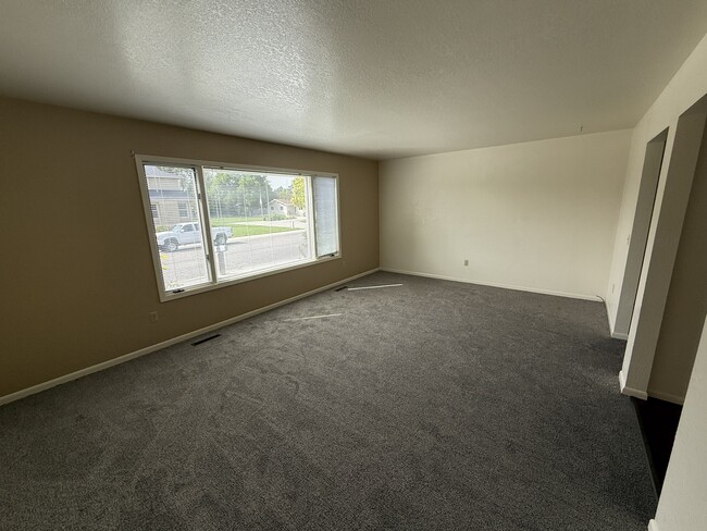living room - 3091 Saint Johns Ave