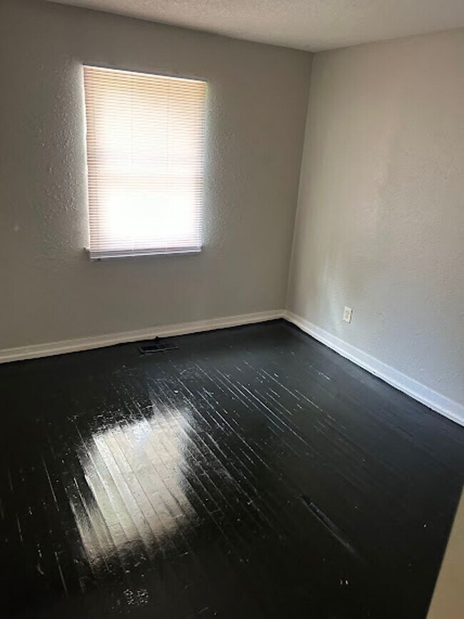 Foto del edificio - MOVE IN READY!!! $0.00 APPLICATION FEES FO...