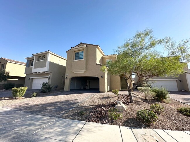 Building Photo - Beautiful 3-story single house