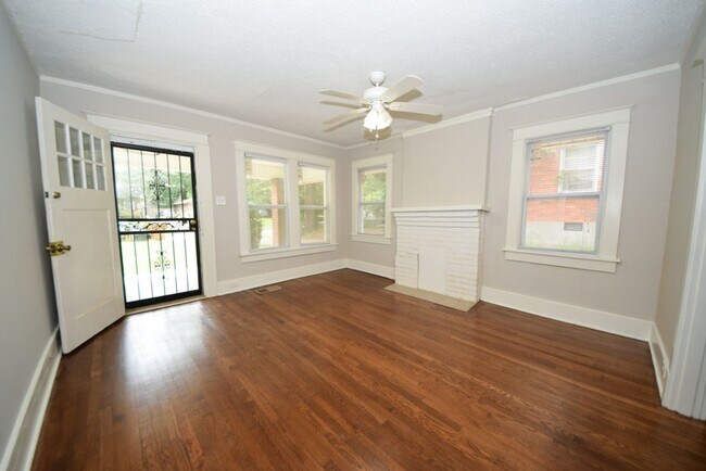 Foto del edificio - UPDATED BATHS AND KITCHEN WITH SS APPLIANCES near University of Memphis.