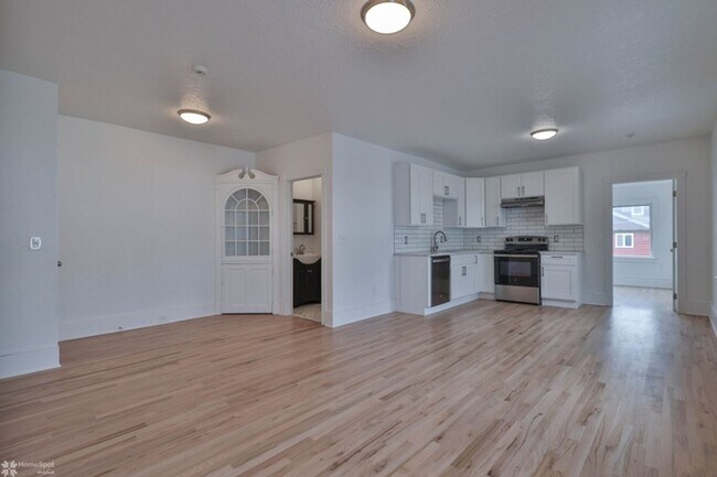 Building Photo - Brand-new renovated apartment with high en...