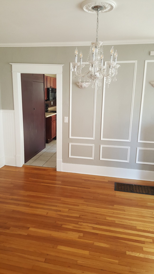 Building Photo - Huge 3 bedroom 1 bath duplex for rent.