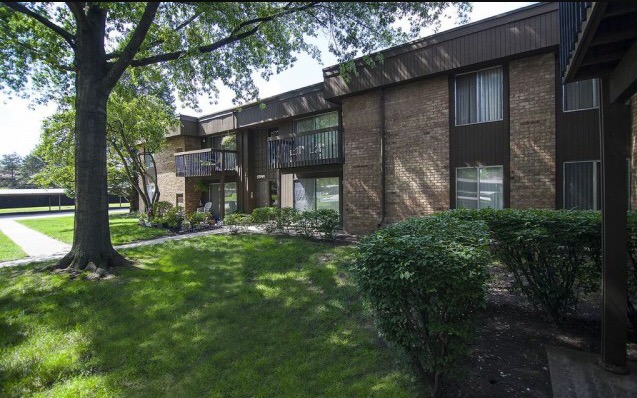 I love the grounds, very woodsy. - 35577 Lakewood Cir