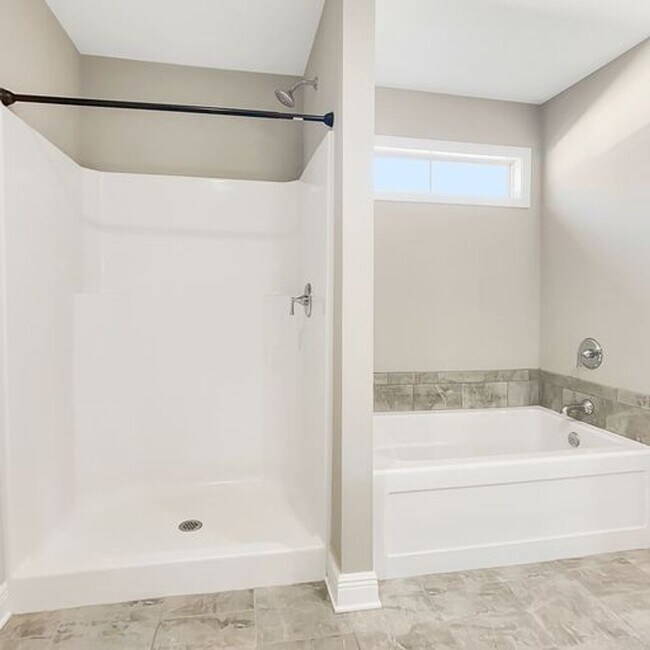 Building Photo - Beautiful 3 Bed 2 Bath Available in July!