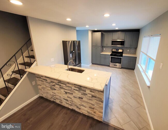 Building Photo - 2850 Normandy Dr