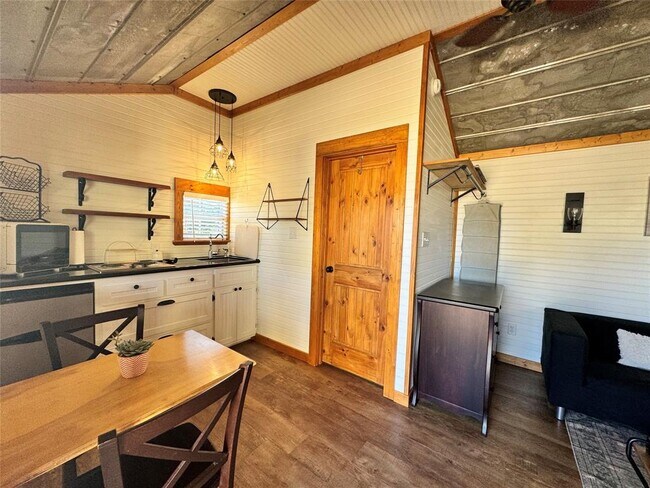 Foto del edificio - 6055 Trackside Rd