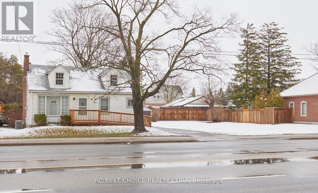 Photo du bâtiment - 1705 Simcoe St N