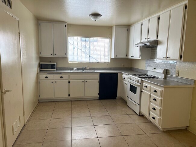 Kitchen - 2218 Thomas St