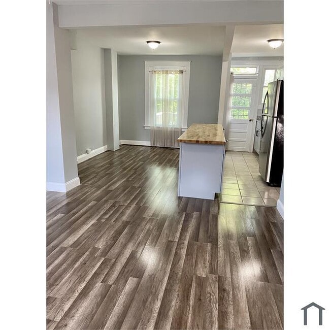 Building Photo - 3 Bedroom Plus Den