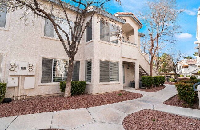 Foto del edificio - Cute downstairs condo unit with 2 bedrooms!