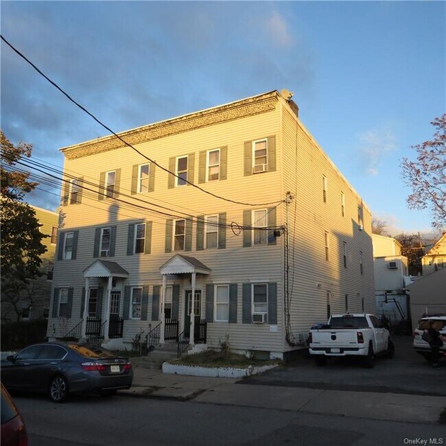 Foto del edificio - 34 Burhans Ave