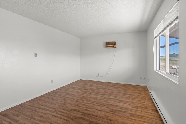 Foto del edificio - Remodeled Duplex in Pueblo West! Washer Dryer in unit!