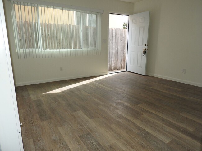 Building Photo - 4968muir