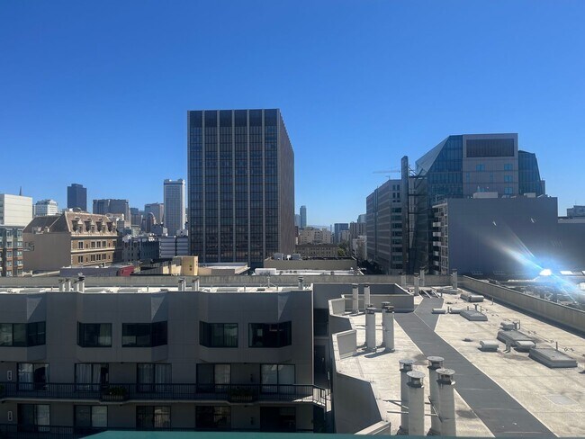Foto del edificio - Junior One Bedroom at Opera Plaza
