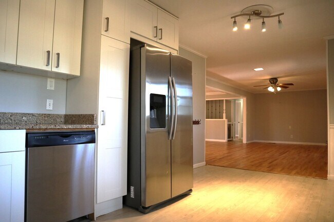 Foto del edificio - Tucker 4 Bedroom Beauty!  Hardwoods Floors...