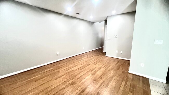 Building Photo - 16 Maple St