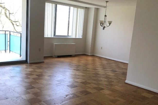 Living Room/Dining Room - 10401 Grosvenor Pl