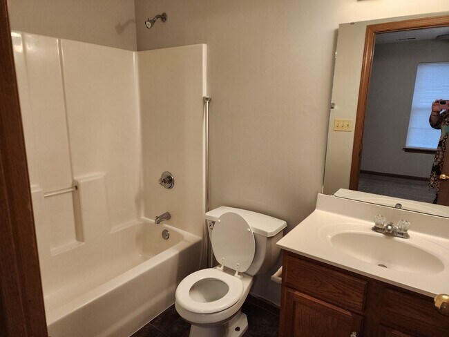 Foto del edificio - 3-Bedroom, 2-Bathroom Home with 2-Car Atta...