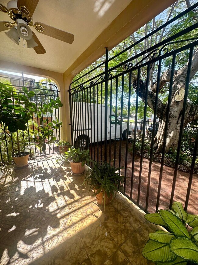 porch/deck - 935 SW 11th Ave