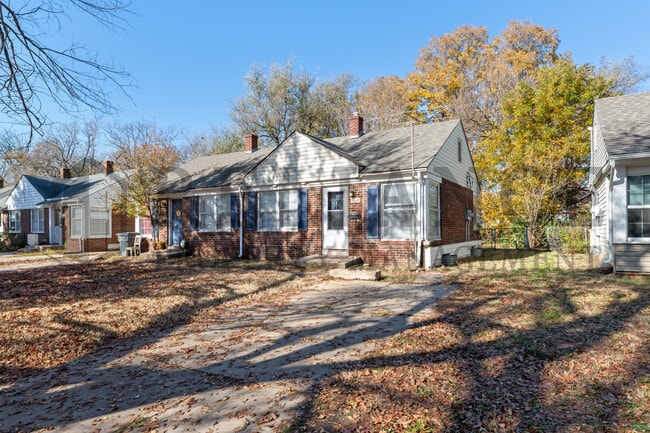 Building Photo - 2640 E Grail St