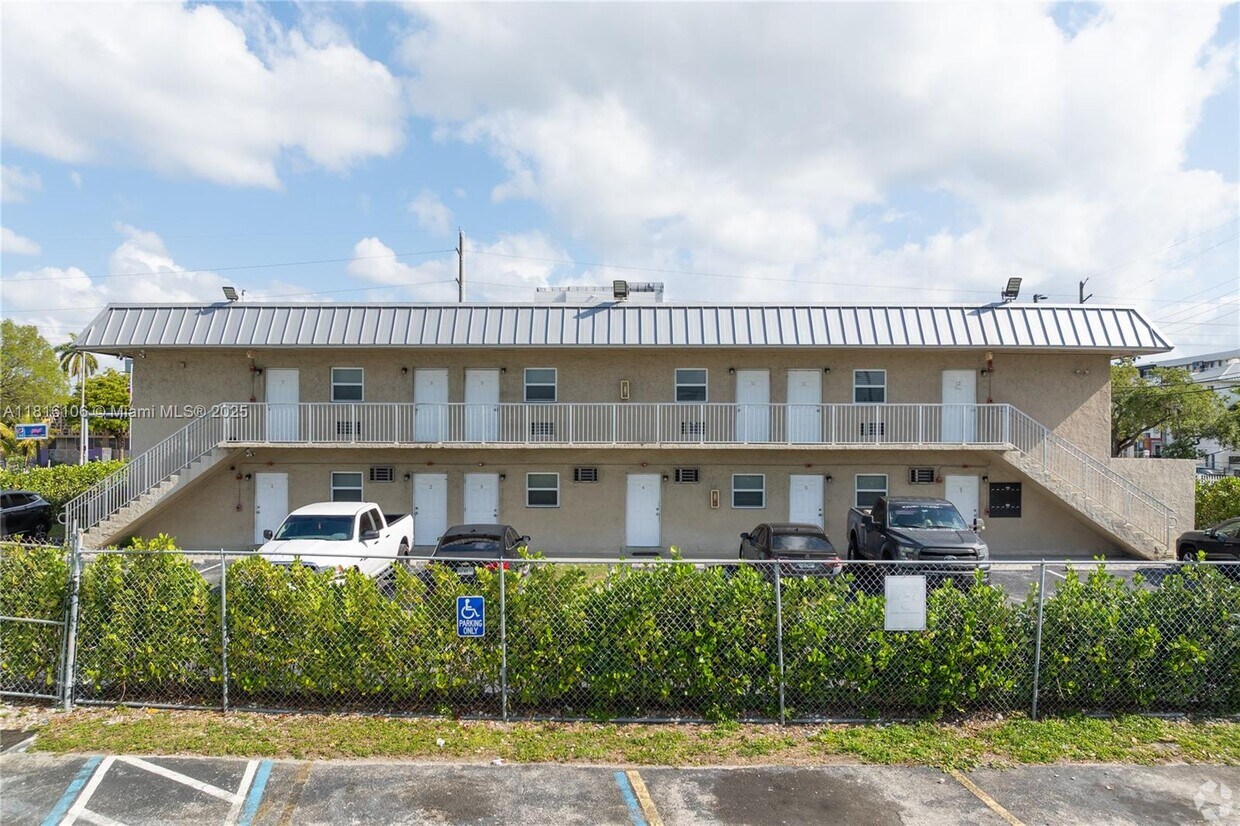 Foto principal - 5755 NW 7th Ave