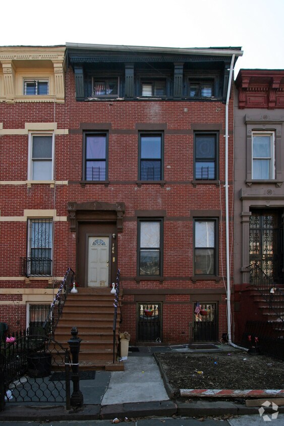 Primary Photo - 786 Quincy St
