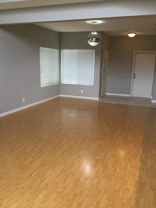 Building Photo - Beautiful 4 bedroom 2 1/2 bath home on Newark