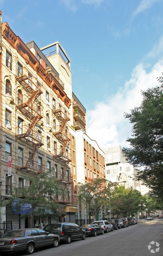 Building Photo - 30 E 7th St