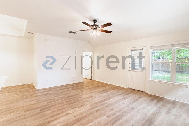 Foto del edificio - 232 Strawberry Blonde Dr