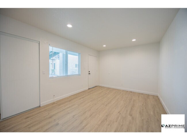 Foto del edificio - Discover Comfortable Living in this Well-Maintained 2/1 Unit in the Heart of Phoenix.