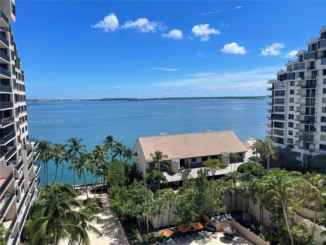 Primary Photo - 540 Brickell Key Dr