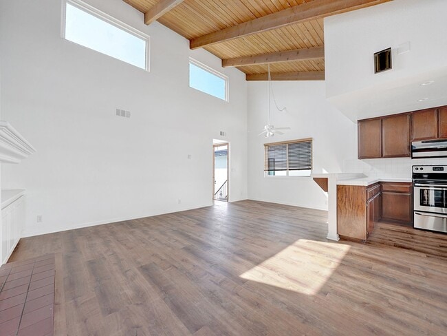 Building Photo - 907 E Balboa Blvd