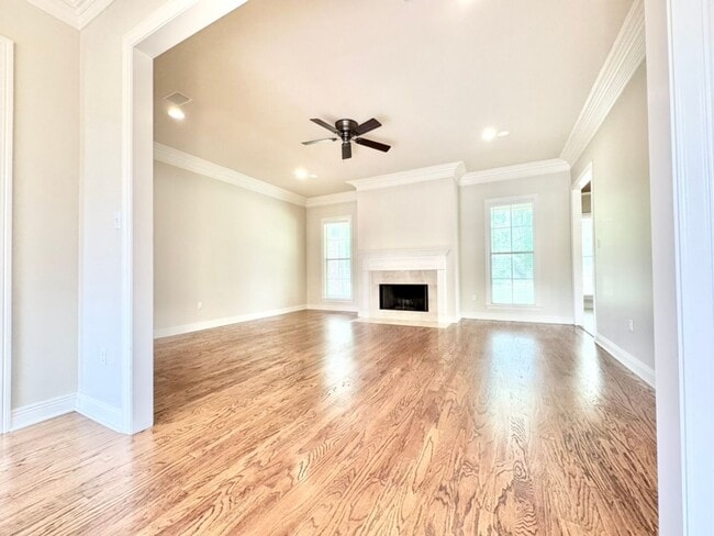 Building Photo - Spacious 4-Bedroom with Fireplace & Fenced...