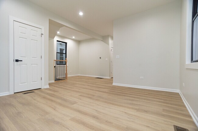 Foto del edificio - 3111 N Oakley Ave