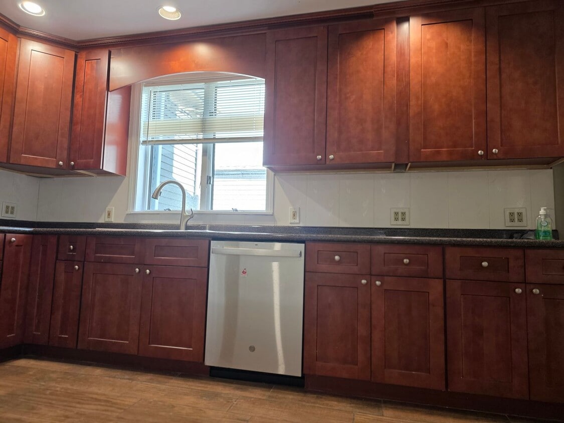 No Brokers Fee, In-Unit Laundry, Eat-in Kitchen, Large bedrooms, 3 Full Bathrooms - No Brokers Fee, In-Unit Laundry, Eat-in Kitchen, Large bedrooms, 3 Full Bathrooms