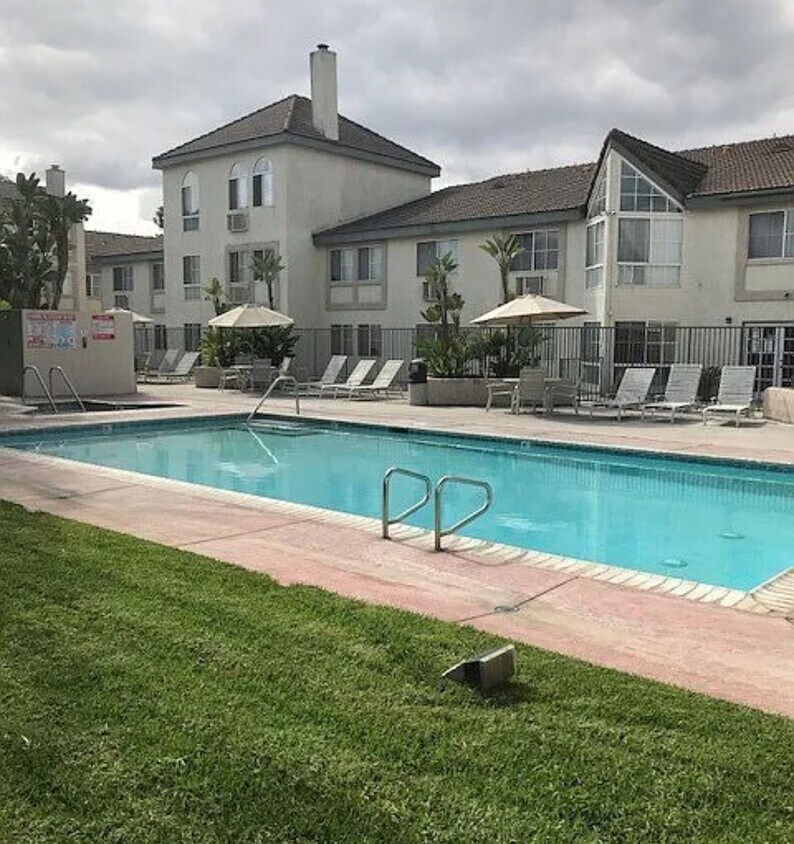 Piscina comunitaria - 15000 Downey Ave