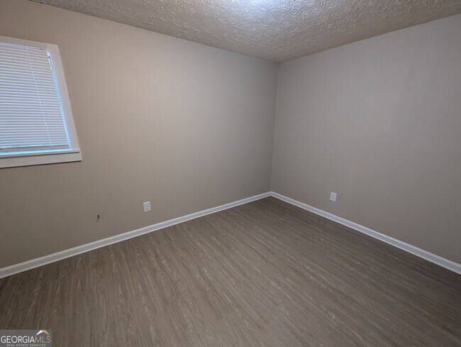 Foto del edificio - 242 Rustwood Dr