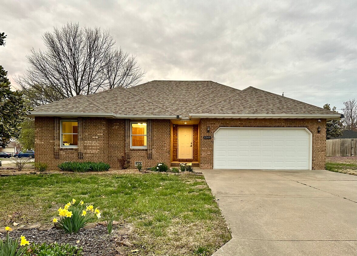 Foto principal - 1349 E Cambridge St