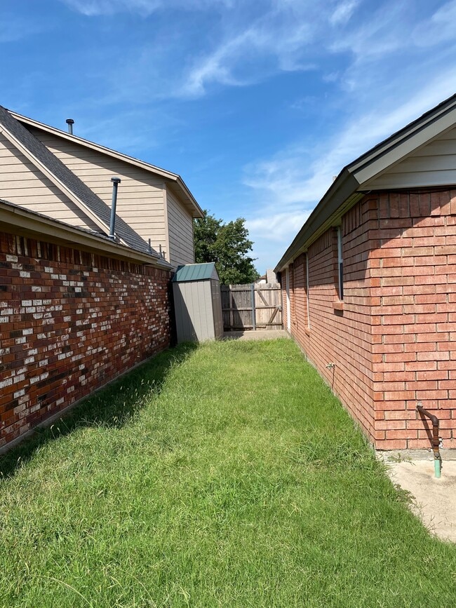 Building Photo - 2122 Meench Dr