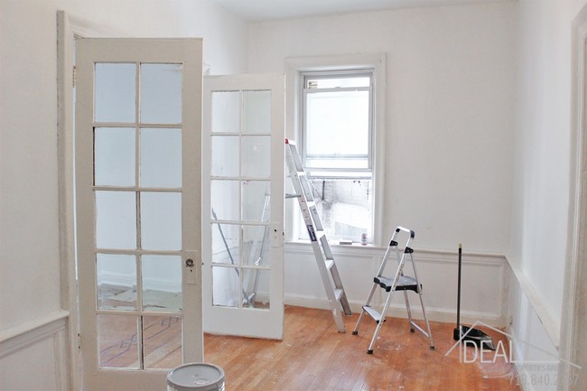 Building Photo - Super sunny 3 Bedroom Available in Park Slope