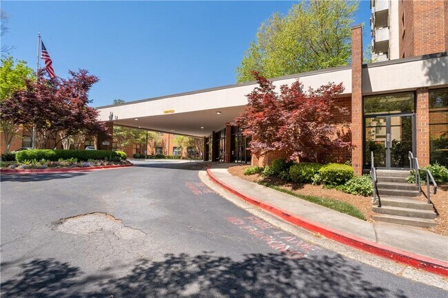 Foto del edificio - 300 Johnson Ferry Rd