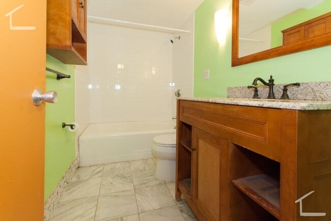 Photo - Massive Oak Square 2 Bed with Pool! Heat and Hot Water Included, No Fee! Apartment