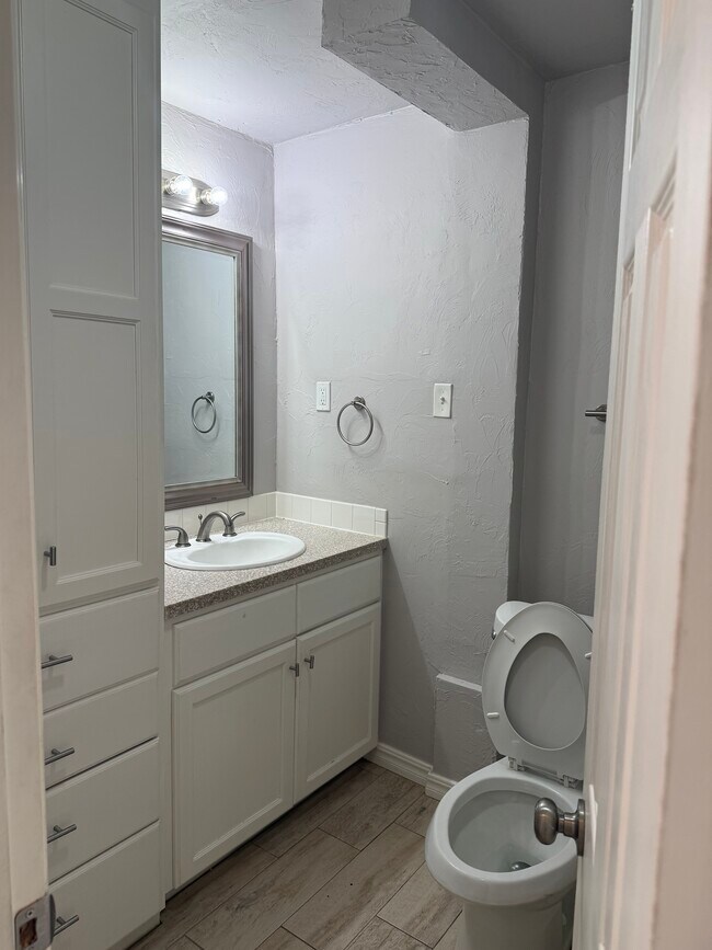 Foto del edificio - 1213 Iowa St