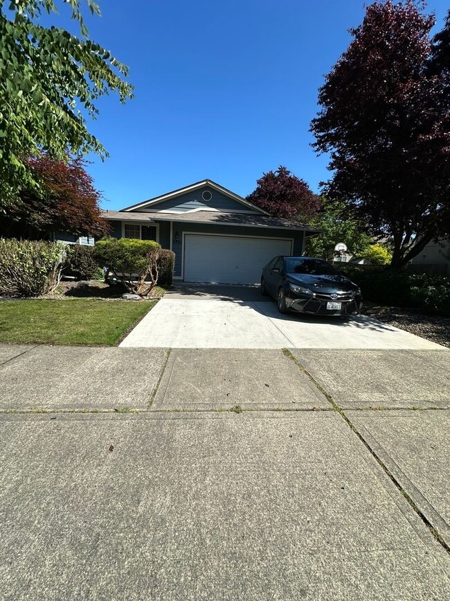 Building Photo - 3 BedRoom , 2 Bathroom , 2 Car Garage , AC